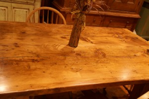 古いパイン材のテーブル