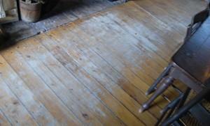 長年使用されたホワイトパインにペイントの床