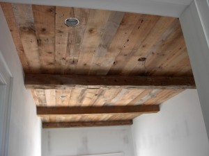 天井に古材フローリング・ラスティックパインを施工