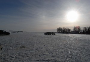 湖が凍り氷の上を車で走れます